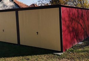 Plechová dvojgaráž se spádem dozadu 6×6 m barva RAL 3011