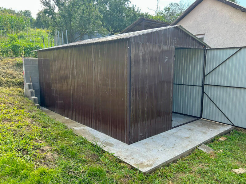 Plechová garáž 3x5m se sedlovou střechou RAL8017 - Image 3